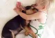 Nu ai cum să rămâi indiferent. Cele mai EMOŢIONANTE imagini cu un copil care doarme cu câinele
