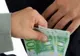 Executor judecătoresc din Reşiţa, prins în flagrant în timp ce lua mită 300 de euro