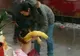 TATĂ de COŞMAR. Imagini surprinse pe stradă care i-au ŞOCAT pe trecători