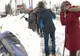 Zeci de bucureşteni s-au mobilizat pe reţelele de socializare şi au ieşit la deszăpezit 