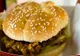 Ce a găsit o femeie într-un hamburger de la KFC. I s-a făcut imediat rău și fugit la baie