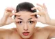 Aşa scapi de riduri şi îţi întinzi pielea, cu Yoga facială