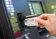 O bancă mare din România îşi opreşte TEMPORAR sistemul de carduri