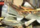 Trei persoane au fost rănite, după ce acoperișul unui bloc a zburat peste o casă