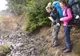 VEI MURI DE RÂS. Cum vrea o BLONDĂ să sară peste o GROAPĂ plină de noroi