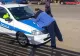 SCENE INCREDIBILE la Piatra Neamţ: POLIŢIA LOCALĂ fuge cu bărbatul amendat pe capota maşinii