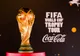(P) Peste 7500 români au admirat Trofeul Cupei Mondiale™ FIFA, expus de Coca-Cola la București