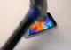 Ce pățește un bărbat care lovește cu ciocanul un smartphone Samsung Galaxy S5