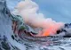 IMAGINI INCREDIBILE! Un fotograf şi-a riscat viaţa pentru a filma un VAL DE LAVĂ în ocean 
