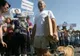Protest la Guvern: REVOLUŢIONARII, BRUSCAŢI DE JANDARMI. CER DEMISIA LUI PONTA 