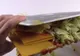 Şi-a pus laptopul şi telefonul pe grătar! Cel mai TRĂSNIT “sandwich” din lume 