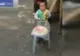 IMAGINI SCANDALOASE, care fac înconjurul lumii: copilul de doi ani care FUMEAZĂ, liniştit, pe stradă
