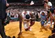 NBA. Cel mai mare jucător al lumii ÎNGENUNCHEAT de o echipă de LEGENDĂ, San Antonio Spurs