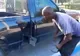 Şi-a tăiat maşina de fiţe din cauza unor zgomote ciudate. Ce a găsit înăuntru l-a AMUŢIT total