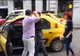 VIDEO: SCENE ŞOCANTE în trafic. Un taximetrist din Bucureşti, bătut de un şofer