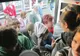BANCUL ZILEI. Aglomerație mare la urcarea în autobuz   