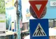 Sute de indicatoare rutiere din Capitală sunt prost amplasate sau greu de observat 