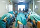 Fotografia care a impresionat o lume întreagă. De ce se înclină medicii în faţa unui copil decedat?