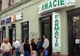 Au apărut la fiecare colţ de stradă şi fac milioane de euro profit