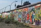 Turiștii pot picta și cumpăra bucăți din Zidul Berlinului 