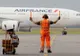 Suspiciuni de EBOLA la bordul unui avion. Aeronava, izolată pe aeroportul din Madrid
