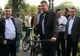 Iohannis, cu bicicleta prin fața sediului PSD