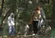 CAMERA ASCUNSĂ. Cum reacţionează românii când o fată urmărită de un bărbat suspect cere ajutor 