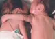 O fetiţă nascută prematur era pe MOARTE. A fost pusă langa sora geamană. Ce a urmat e cutremurător 