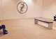 Doi cerşetori români, prezentaţi ca la circ într-o galerie de artă din Suedia