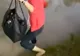 Ce se întâmplă când această tânără încearcă să traverseze o stradă inundată