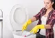 Cum să speli și dezinfectezi corect WC-ul în 3 minute