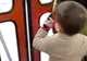 Filmare halucinantă, într-un tramvai din Cluj. Un copil de trei ani fumează, îndemnat de mama sa