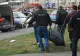 Nu a mai rezistat! S-a aruncat de la etaj. Polițiștii au înghețat atunci când au văzut cine e