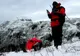Trei turişti s-au chinuit 8 ore să urce Ceahlăul. O tânără din grup era încălţată cu cizme cu toc