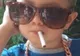 Fotografii bizare. Românii care-şi pun copiii să fumeze au speriat Germania