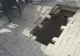 O femeie a "dispărut" într-o groapă căscată brusc pe pe un trotuar din centrul Londrei
