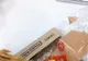 Mirarea unui bărbat după ce a cumpărat un foietaj cu pui de la supermarket şi a muşcat din el