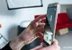 Dacă folosești Samsung sau iPhone, ești bolnav! Cine îndrăznește să spună așa ceva despre tine?