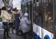 Un bărbat a fost strivit de ușile unui troleibuz