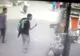I-a arătat degetul mijlociu unei maimuțe, apoi a regretat amarnic. Clipul video este viral