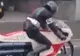 Un preot budist circulă cu motocicleta și vânează șoferii beți 