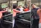 Cum îl pedepseşte o femeie, în plină stradă, pe soţul care a înşelat-o. Filmarea e virală!