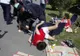 Protest de 1 mai la guvern: Drepturi pentru angajații umiliți. Activiștii, luați pe sus de jandarmi