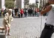 O bătrânică se opreşte în centrul unei pieţe şi face asta. Toată lumea este uimită
