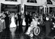 Cel mai emoţionant dans: de ce a ales un mire să danseze în genunchi, cu mama sa