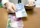 Românii nu citesc atent contractele înainte să le semneze