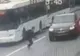 Un elev a fost aruncat pe capota unei maşini lângă o trecere de pietoni 