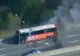 Accident spectaculos! Un autobuz a luat foc şi a explodat în mers