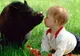 Prietenia dintre copii şi animale este pe atât de sănătoasă, pe cât este de amuzantă