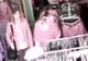 Hoaţă filmată în timp ce fură un telefon mobil dintr-un magazin. Cum a păcălit-o pe vânzătoare